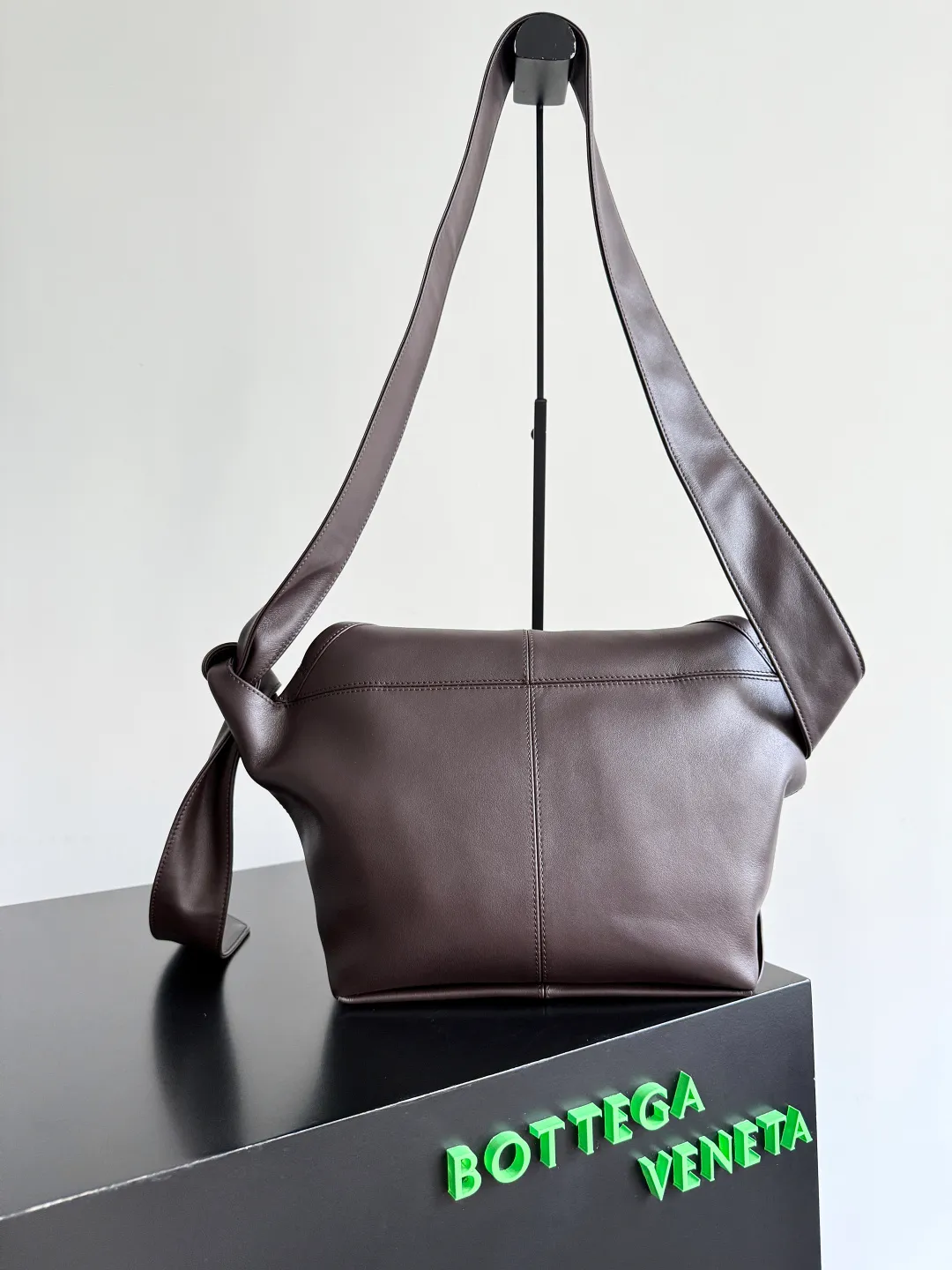 Batch 2220 Bottega Veneta small Sawyer leather model, but still light and soft, the straps can be knotted to adjust the length. Durable and large in capacity, it meets my extremely high standards for small carry-on bags. The texture of cowhide is really amazing, and it can be easily matched with both business and leisure. This bag is a Sawyer Bag that is interpreted with triangles and geometric circles👜. Its soft but indestructible appearance constitutes its fashionable beauty. You can freely adjust the length of the backpack😊No matter how complicated the world is, as long as there is a bag with you, everything will become better, and it is easy for boys and girls to control it! Style number: 815807 Size: 25*17*12cm